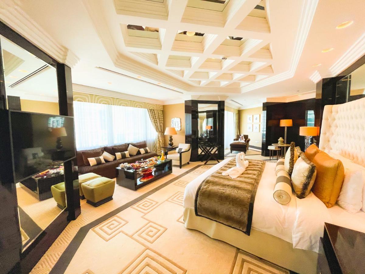 Mövenpick Grand Al Bustan Hotell Dubai Exteriör bild A suite at the hotel