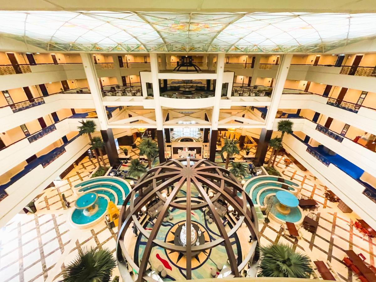 Mövenpick Grand Al Bustan Hotell Dubai Exteriör bild The Atrium