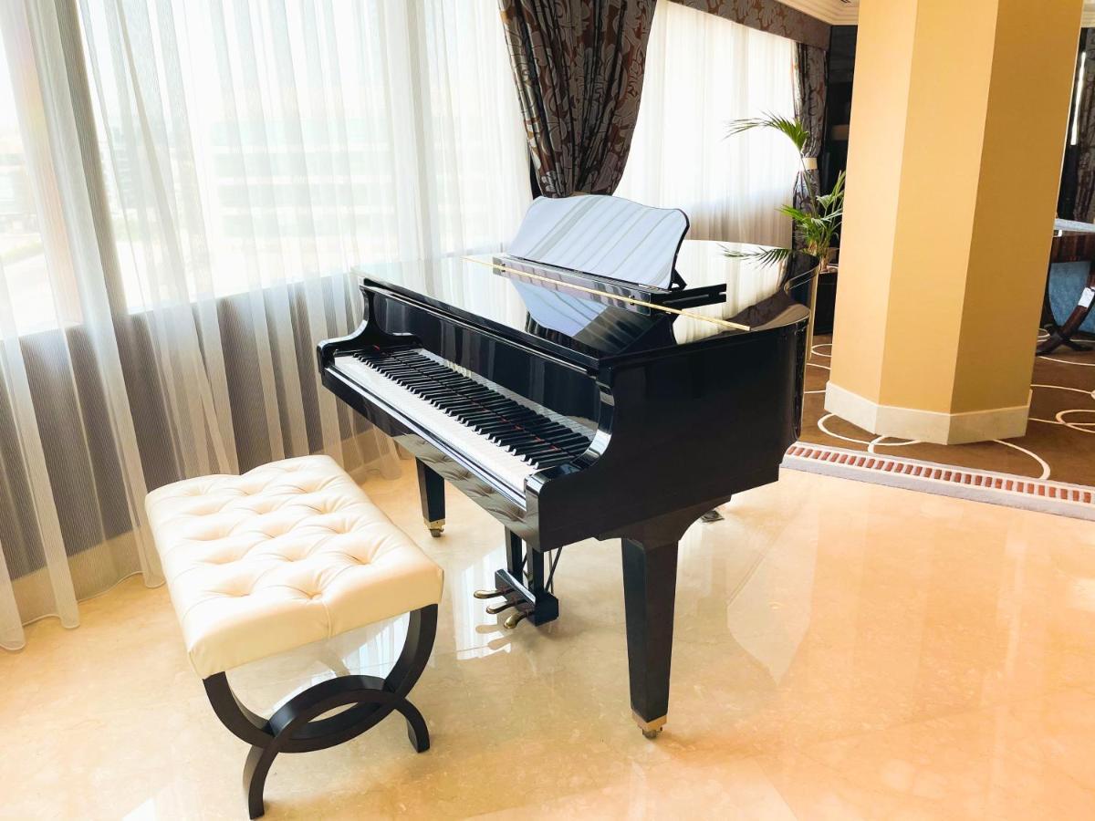 Mövenpick Grand Al Bustan Hotell Dubai Exteriör bild A piano