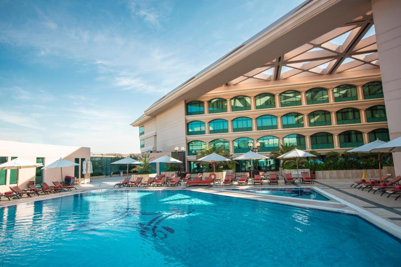 Mövenpick Grand Al Bustan Hotell Dubai Exteriör bild The swimming pool at the hotel