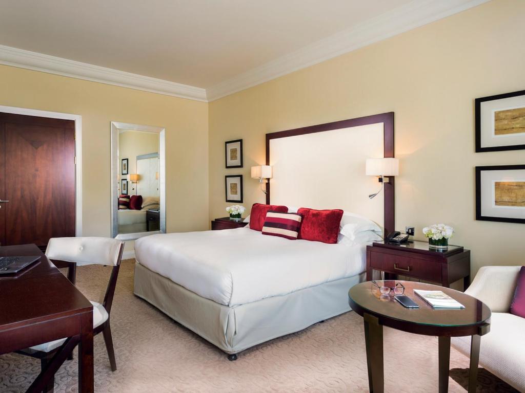 Mövenpick Grand Al Bustan Hotell Dubai Exteriör bild A room at the InterContinental London