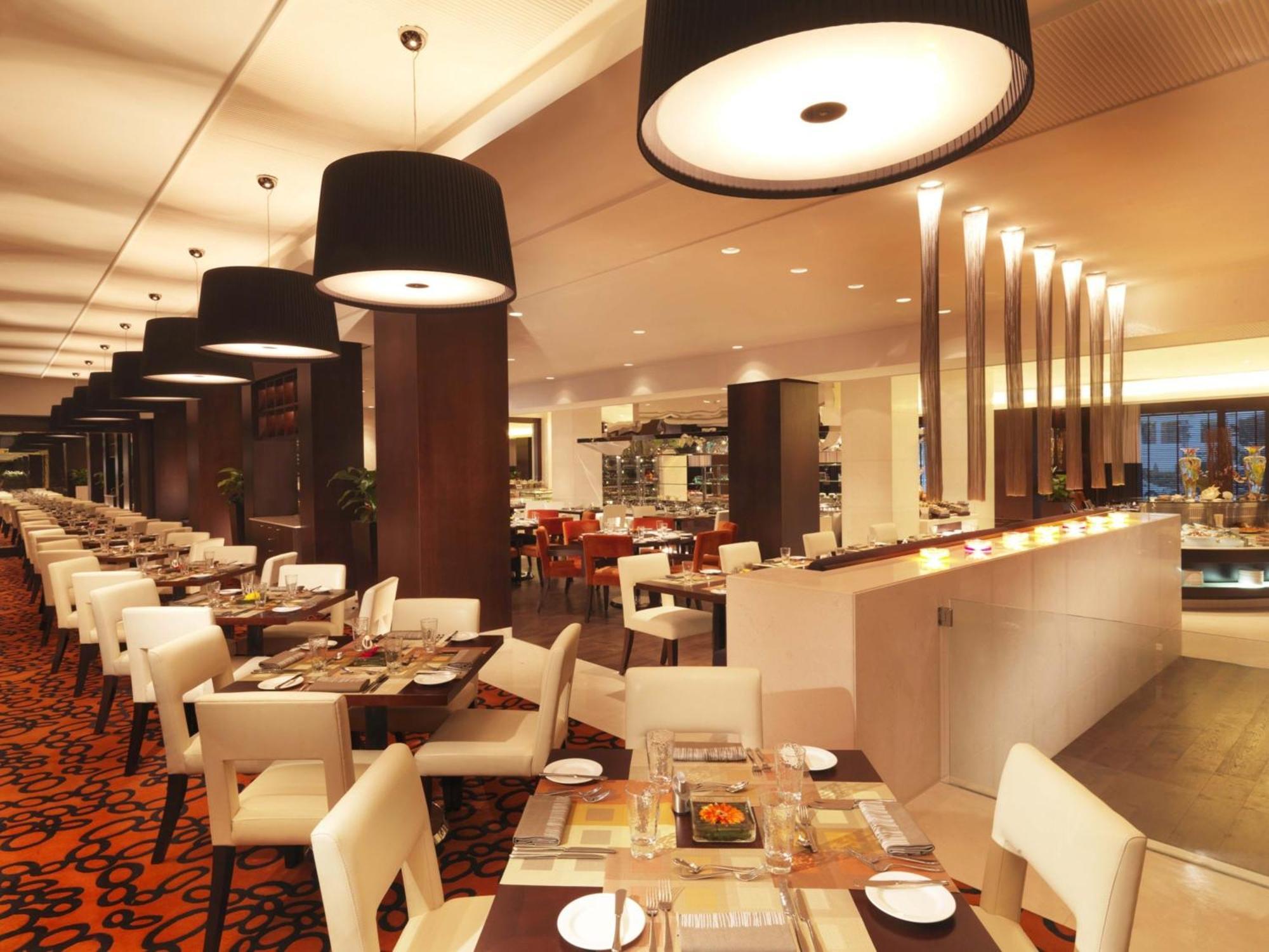 Mövenpick Grand Al Bustan Hotell Dubai Exteriör bild The restaurant