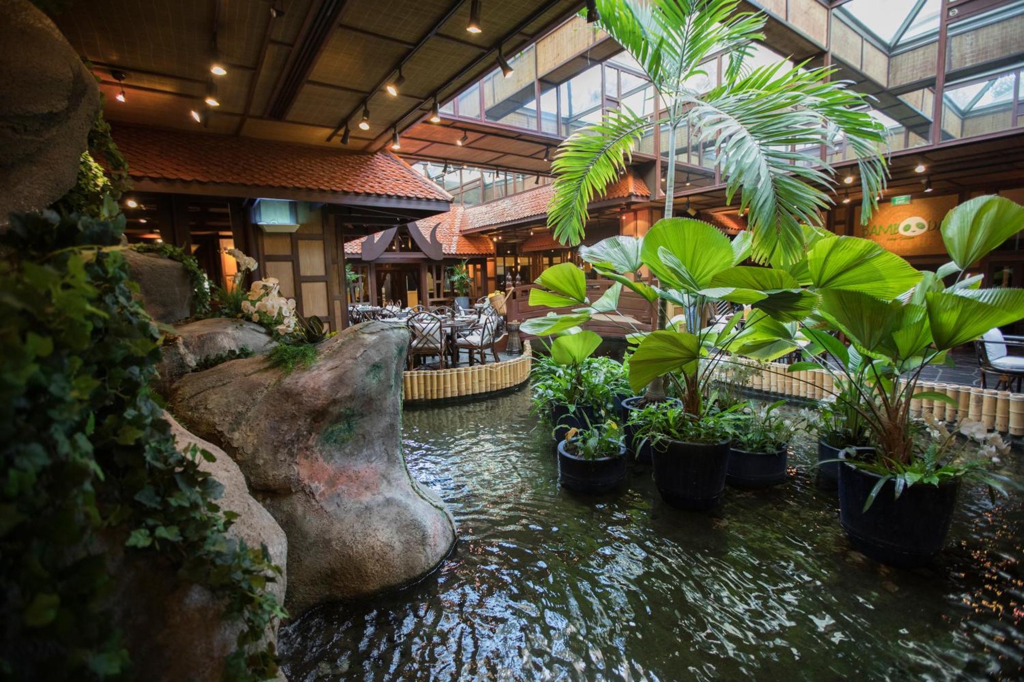 Mövenpick Grand Al Bustan Hotell Dubai Exteriör bild The interior of the Riverwalk