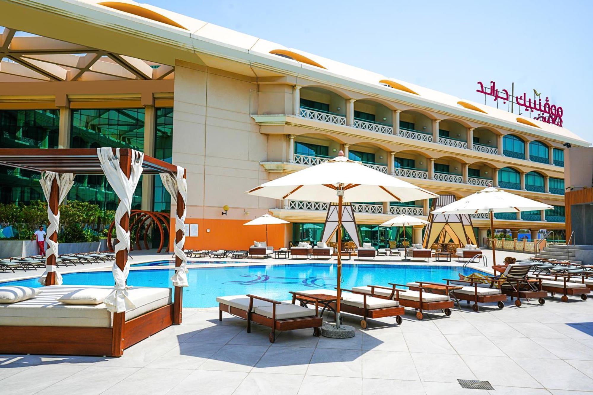 Mövenpick Grand Al Bustan Hotell Dubai Exteriör bild The pool at the hotel