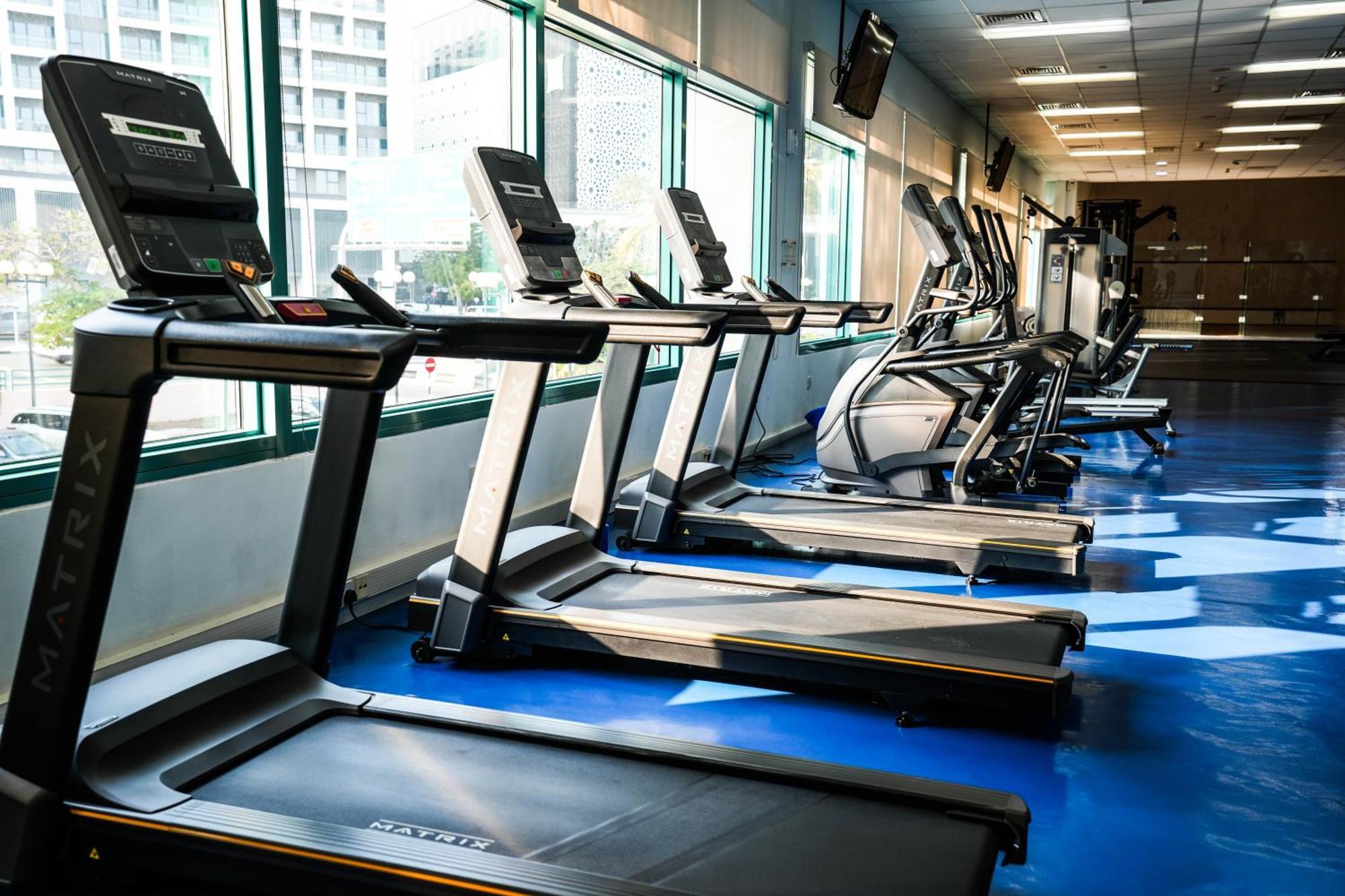 Mövenpick Grand Al Bustan Hotell Dubai Exteriör bild A row of treadmills