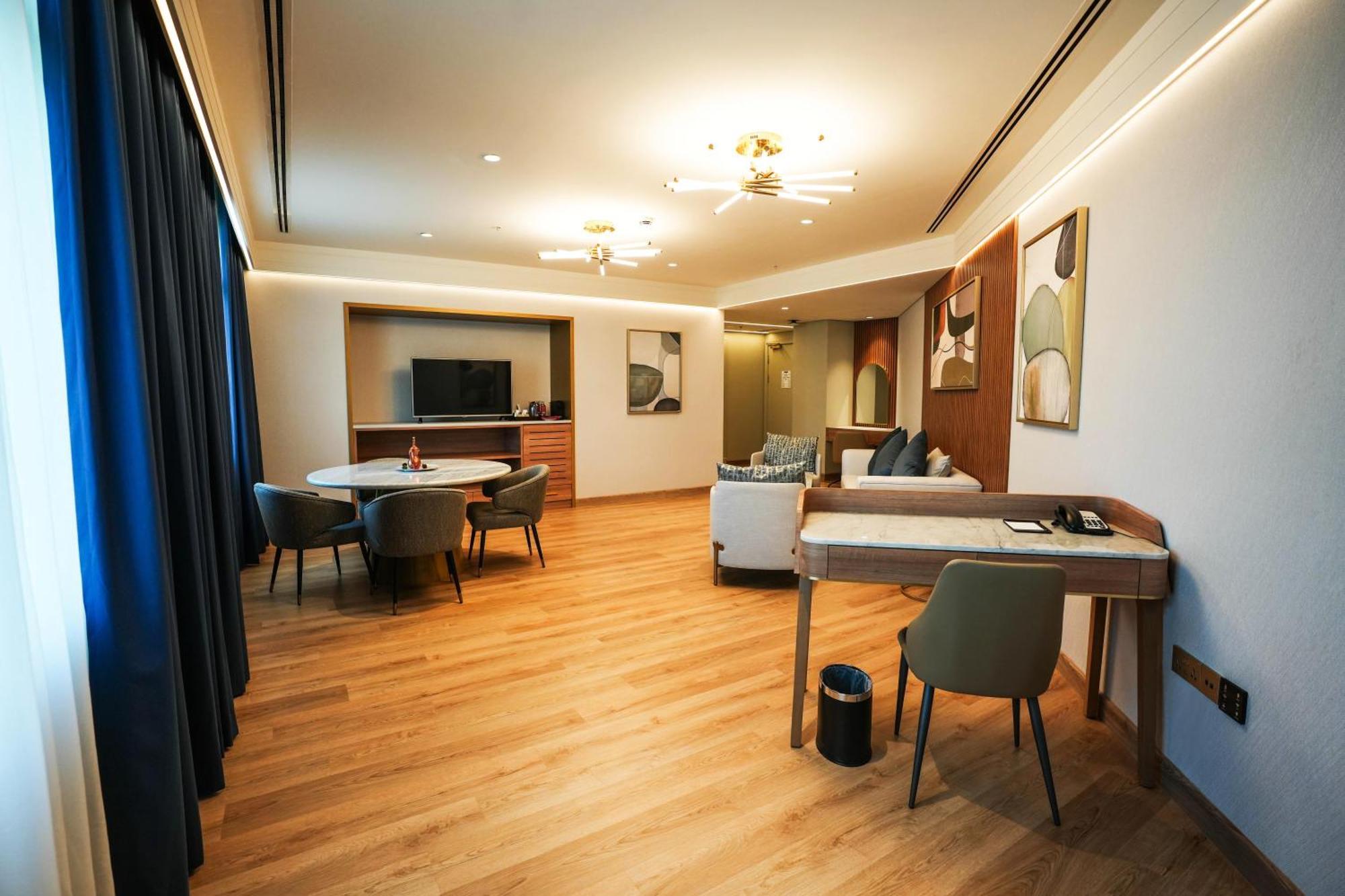 Mövenpick Grand Al Bustan Hotell Dubai Exteriör bild A suite at the hotel