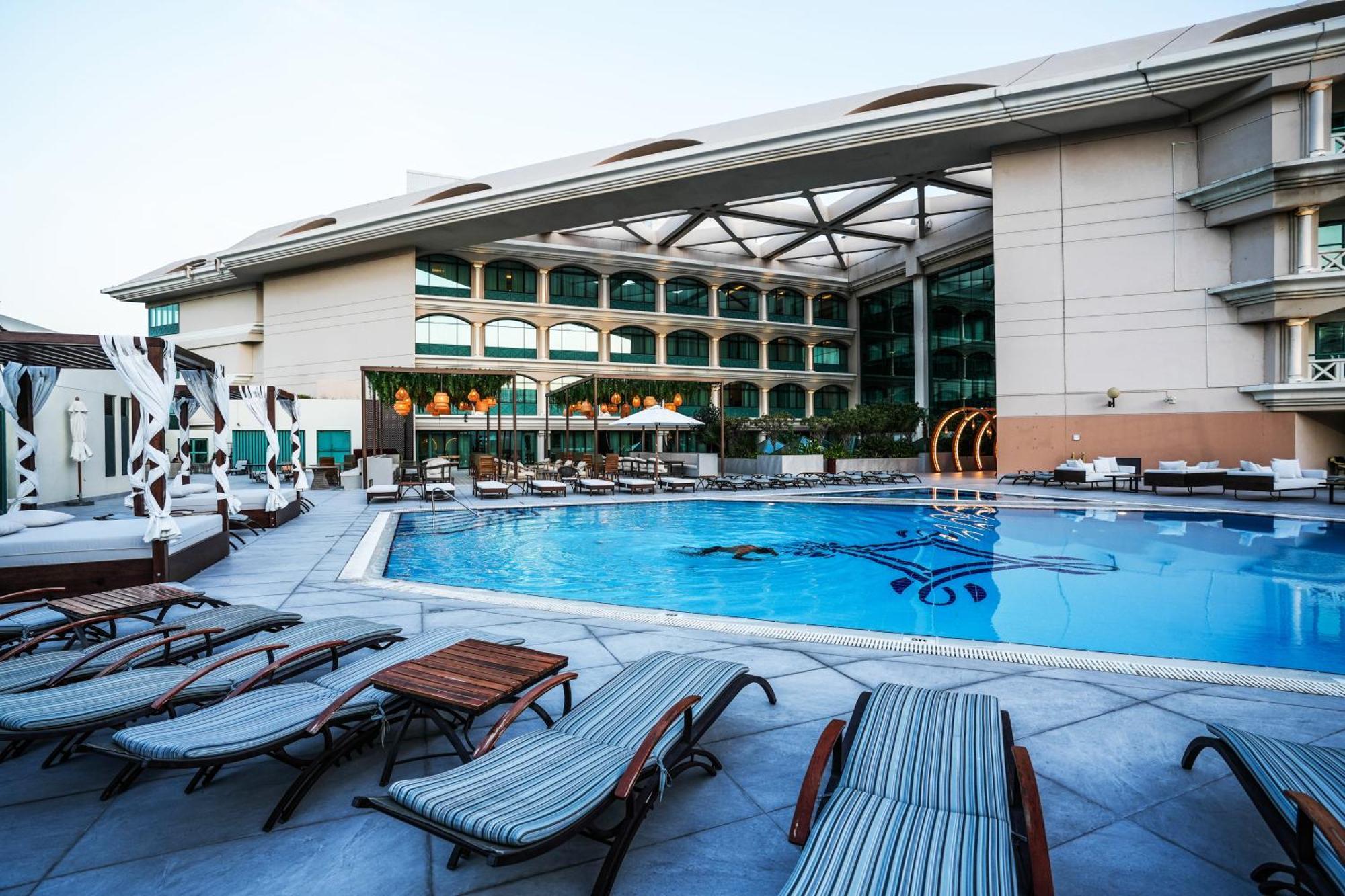 Mövenpick Grand Al Bustan Hotell Dubai Exteriör bild The pool at the hotel
