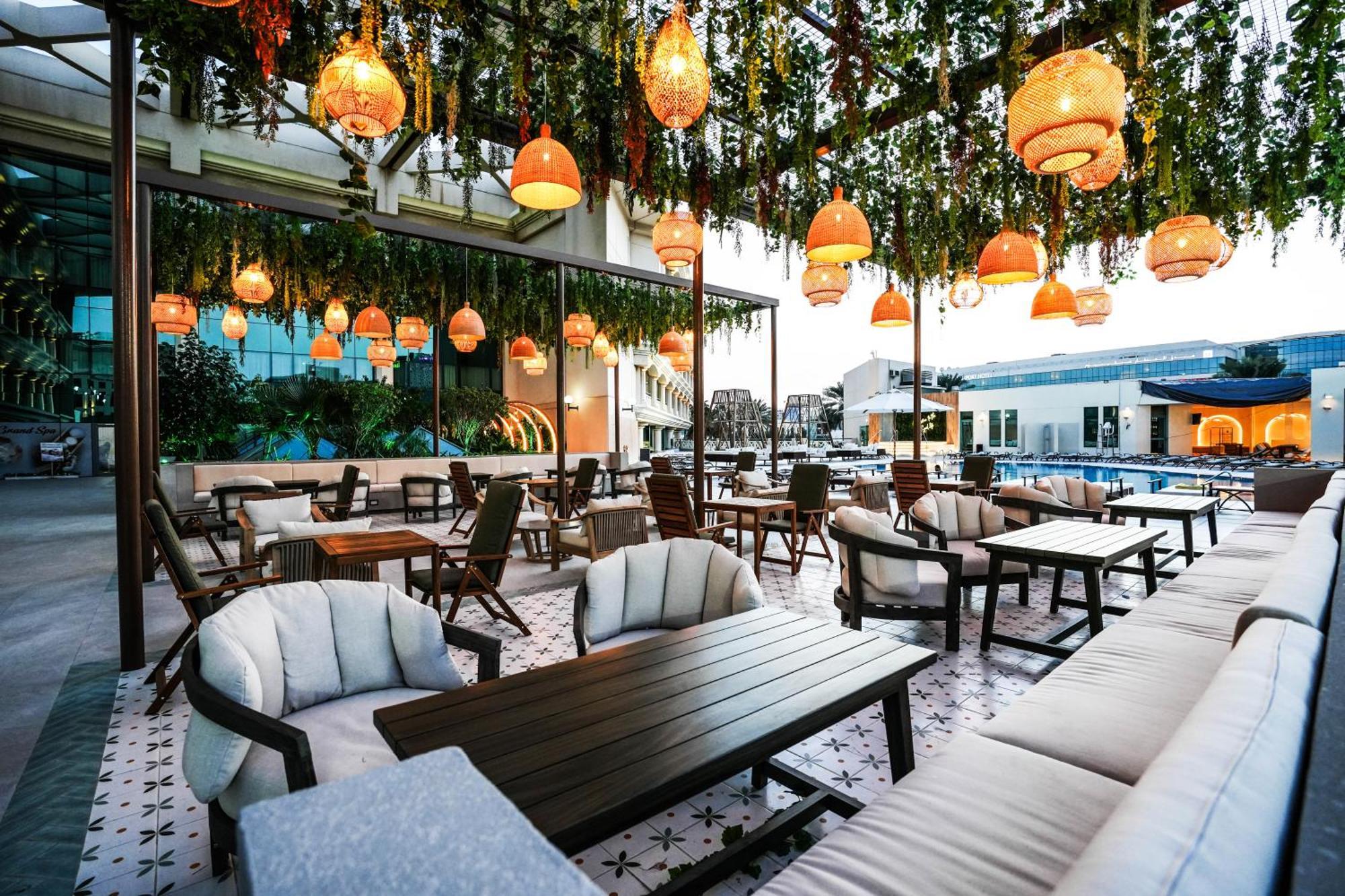 Mövenpick Grand Al Bustan Hotell Dubai Exteriör bild The Terrace
