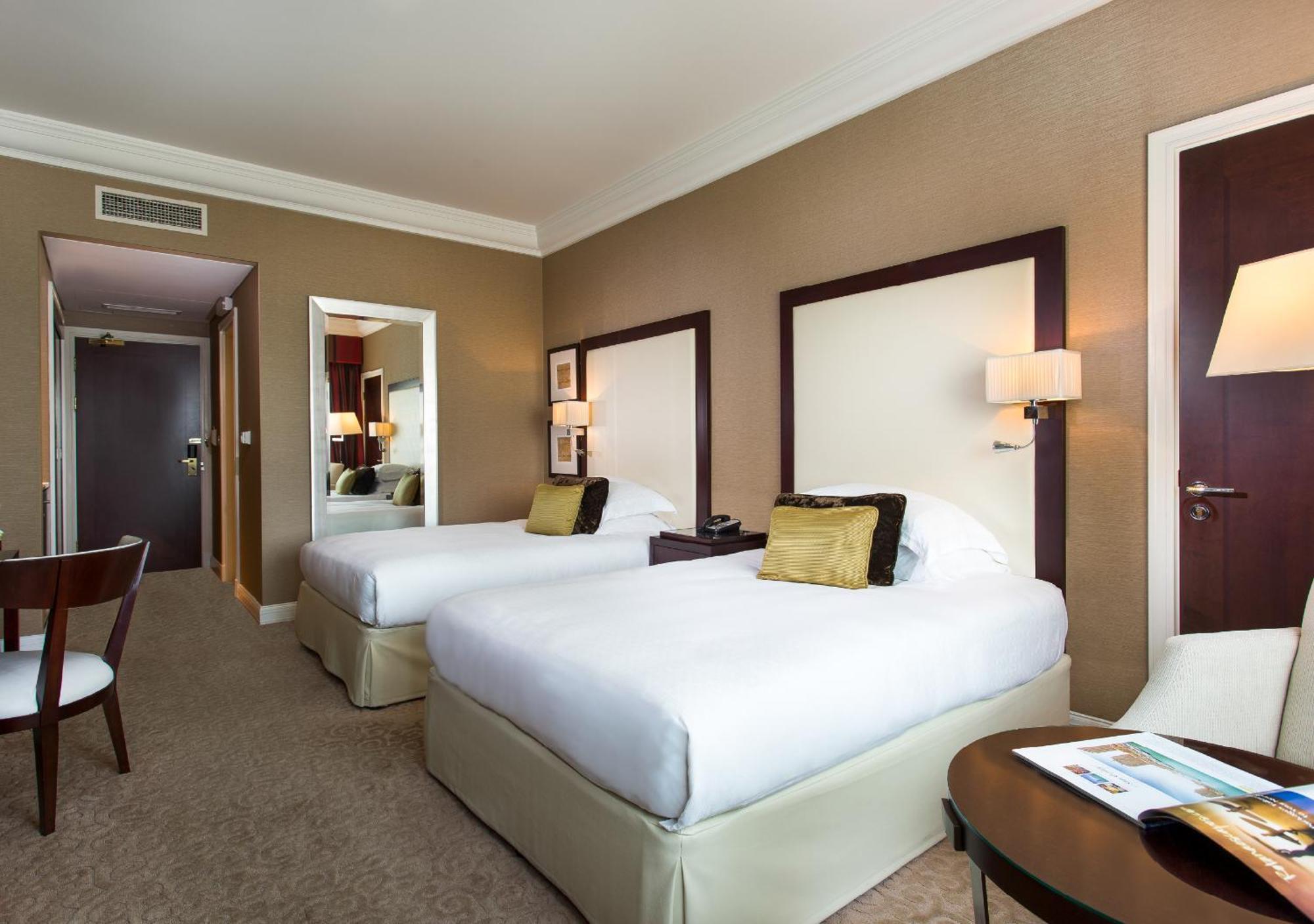 Mövenpick Grand Al Bustan Hotell Dubai Exteriör bild