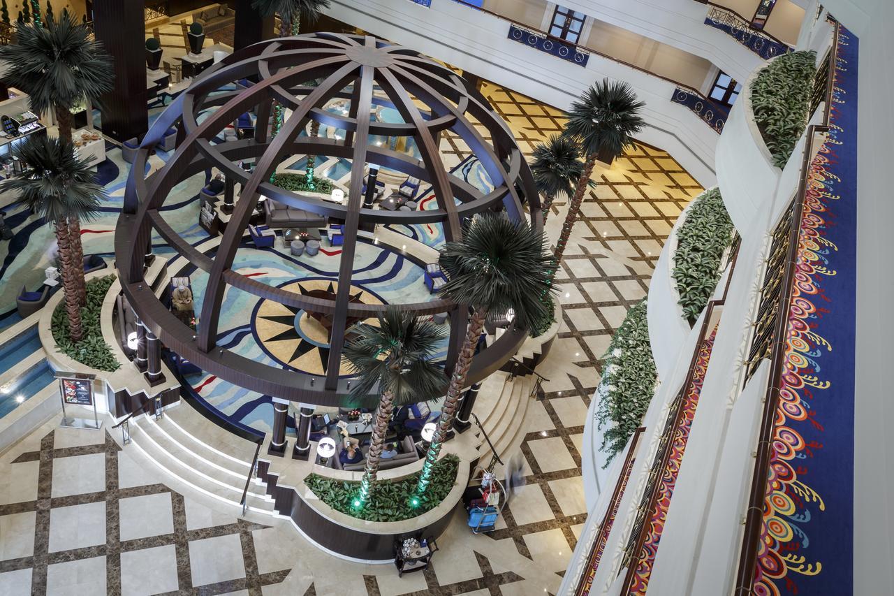 Mövenpick Grand Al Bustan Hotell Dubai Exteriör bild The lobby of the hotel